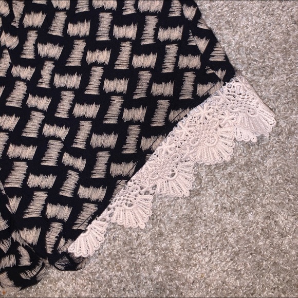 A. Byer Cream & Black shorts size S - Picture 4 of 6